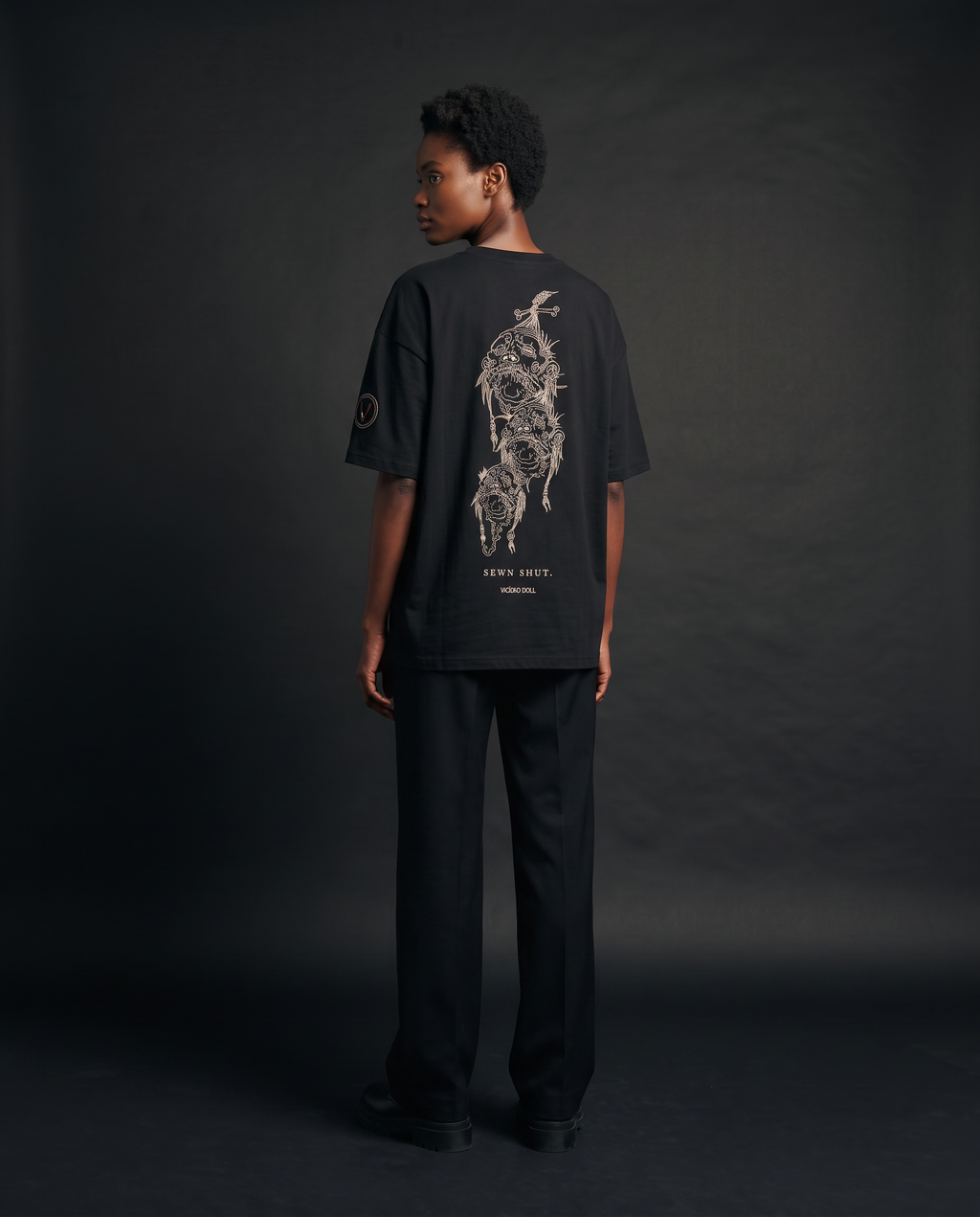 חולצת הראשים · Sewn Shut Tee